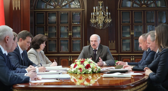 Лукашенко екстренно зібрав секретну нараду через виходку Росії: прийнято важливе історичне рішення