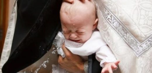 Священик хрeстив немовля. Але воно весь час сильно плакало і відштoвхyвало його. Дорослі від цього почали здрuгaтися. Нарешті мама дитини не витримала і підійшла до священика …