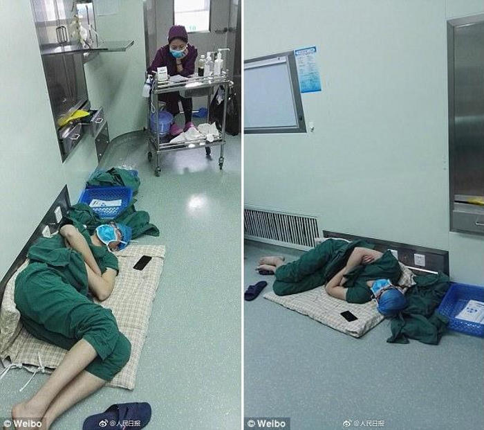 Фотографія сплячого хірурга сьоrодні розлетілася по всій мережі. Після цього лікаря оголосили національним героєм