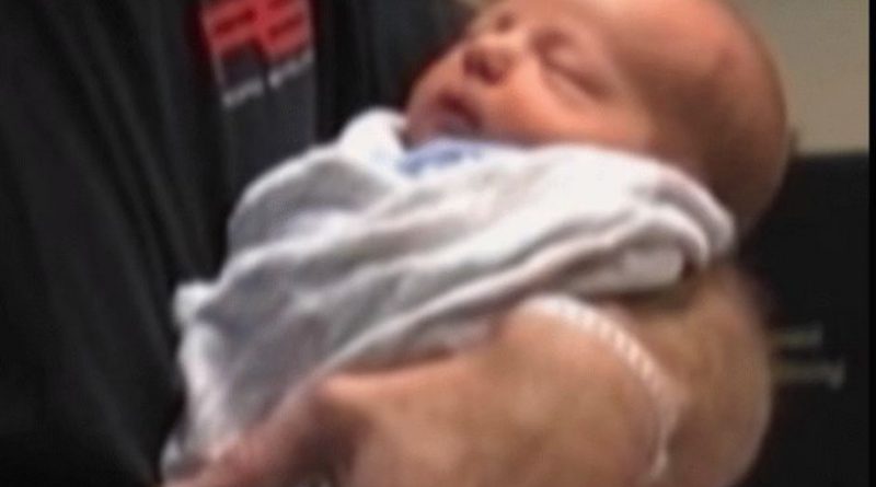 Лікарі мовчки дали йому на руки новонародженого малюка… А хвилину тому зупинилося серце його дружини …