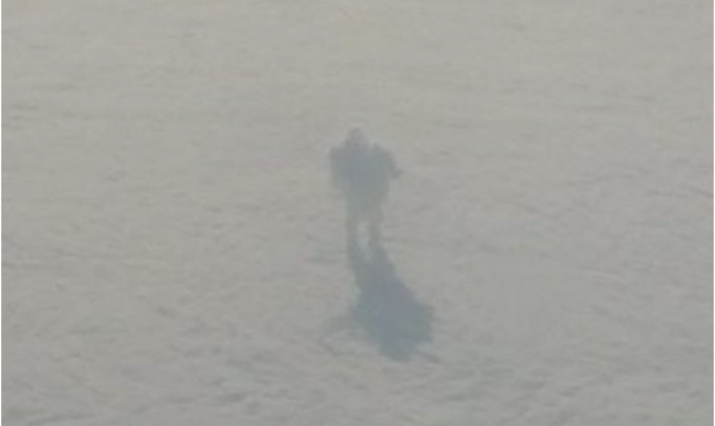 Неймовірне дійство! Чоловік сфотографував з ілюмінатора людину, що гуляє по хмарах на висоті 9000 м…
