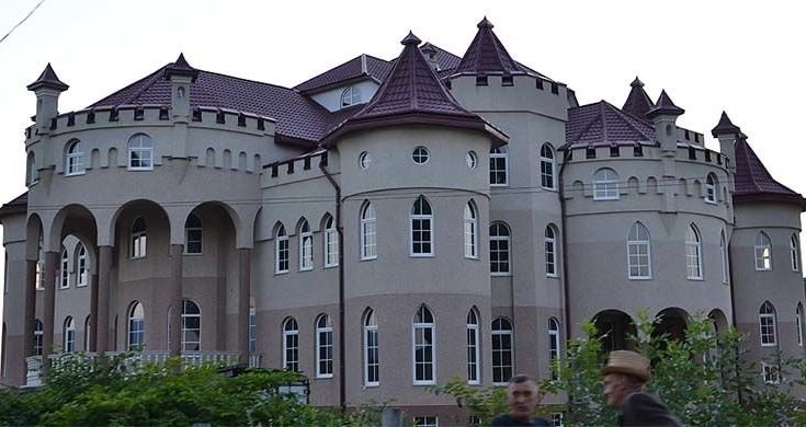 Казкові замки на 60 кімнат: як живе найбагатше українське село (відео)