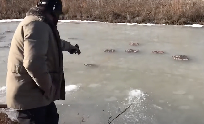 Мисливець вирішив вистрілити в лід річки і подивитися, як поведе себе куля…