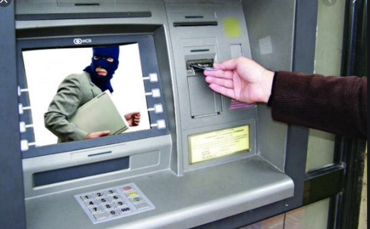 Підходжу якось я до банкомату, вводжу пін, прошу видати мені грошей, чую як банкомат відраховує купюри і…