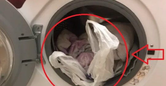 Дружина при пранні закидає в пральну машинку звичайний пластиковий пакет – тепер речі краще перуться, а порошку йде в 2 рази МЕНШЕ…