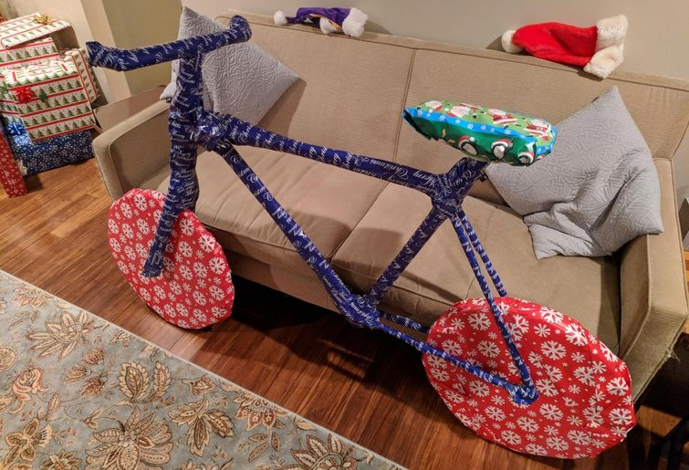 Думаєте, що загорнуте в подарунковий папір? Велосипед? Ви помиляєтеся, насправді це щось інше!