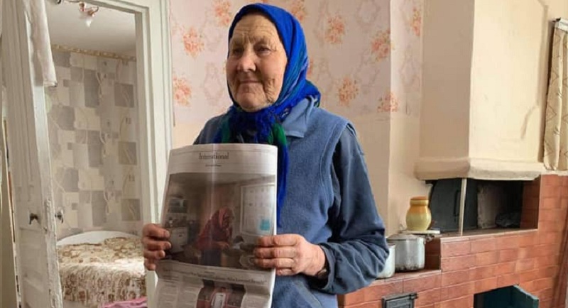Це – пані Ольга з Житомирщини. Вона тримає в руках примірник New York Times зі своїм портретом – і секретом борщу!