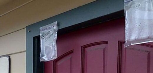 Якщо ви побачите пакет з водою над дверима у сусідів, ось що це значить…