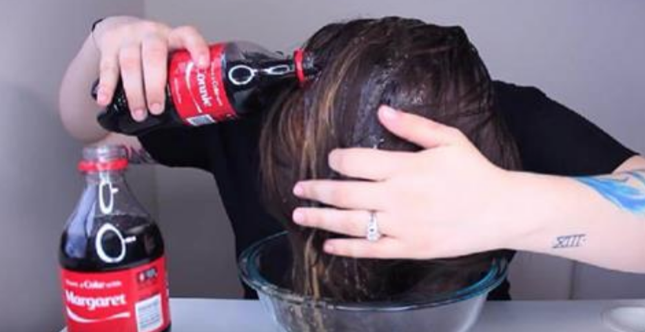 Вона взяла «Кока-Колу» і почала лити на волосся. Те, що сталося далі — неймовірно…