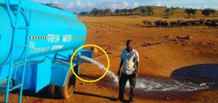 Вчора цей хлопець кілька годин віз 15 000 літрів води, щоб вилити її на землю. Подивіться, що сталося, коли він відкрив кран…