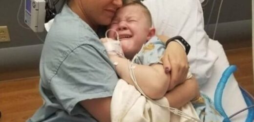 Медсестра обняла дитину, що плаче, і ця історія облетіла всю мережу…