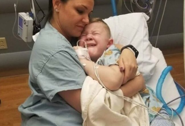 Медсестра обняла дитину, що плаче, і ця історія облетіла всю мережу…