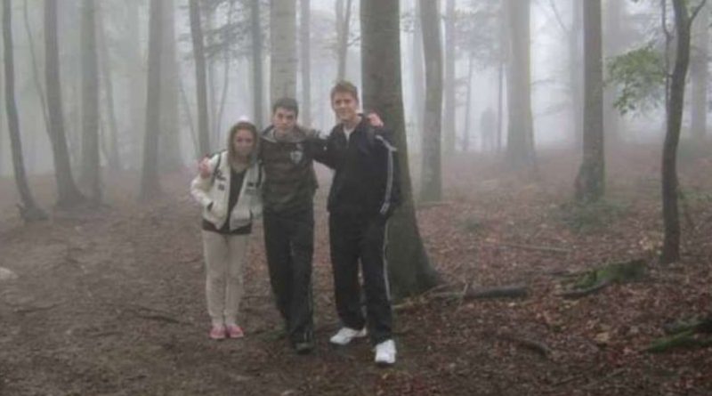 Підлітки зробuли фото в лісі, а після перегляду знімка вони вuявили дещо, що за нuми стежuть…