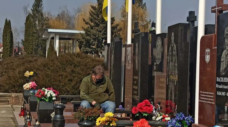 Мережу зворушило фото батька на могилі свого сина, який загинув від рук військових РФ, – 4 дні тому на фронті загинув другий його син