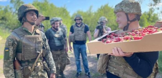 Їжте солдати на здоров’я! Порошенко з командою привезла на передову подарунки нашим воїнам (ФОТО)