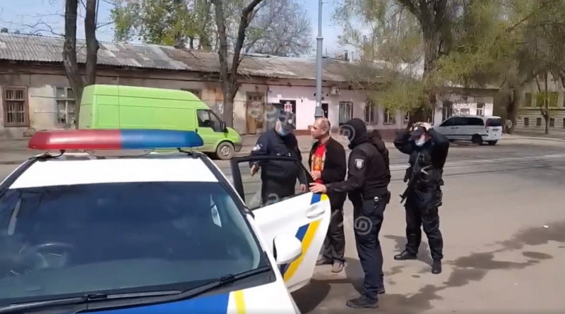В Одесі гуляв 2 травня у футболці із серпом і молотом, але щось пішло не так, під’їхала поліція і .. (Відео)