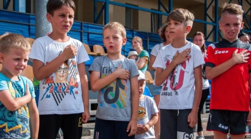 Дуже цінний подарунок: Юним футболістам з Троєщини, які співали гімн перед грою, зробили сюрприз – Відео