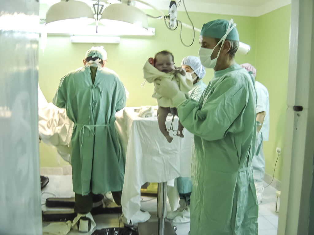 “Лікарі прозріли від побаченого”: 37-річна жінка народила відразу 10 дітей і побила рекорд..