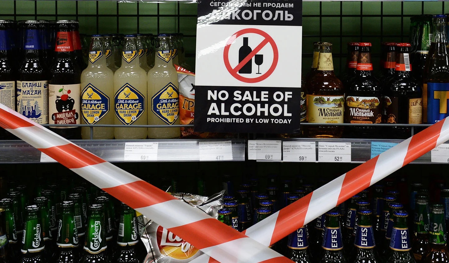 В Україні вводять табу на купівлю сигарет і алкоголю в супермаркетах: депутати змінюють правила…
