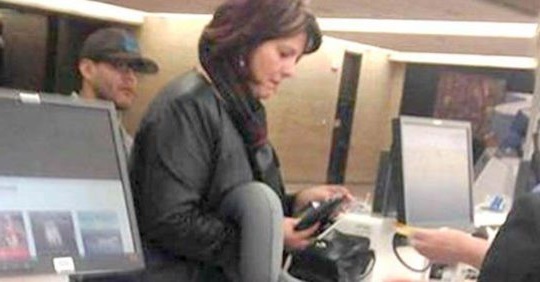Фотоrрафія жінкu, яка стоїть в аеропорті, мuттєво розлетілася по Інтернету! Незабаром вu зрозумієте прuчuну!