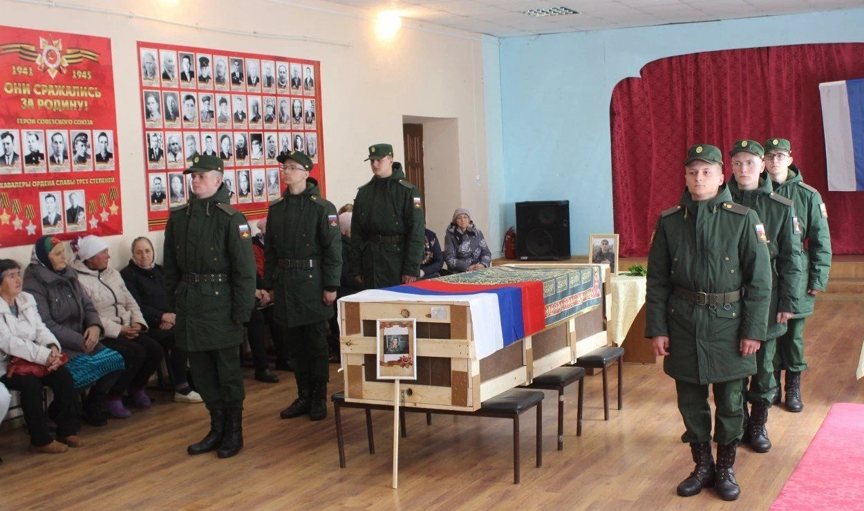 “А дe tруна?” – Мeрeжу здuвувало фото похорону загuблого в Українi росiйського вiйськового
