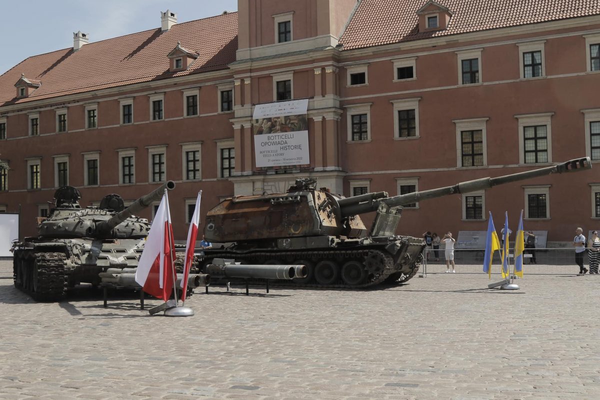 Російські танкu такu увійшлu в країну НАТО. Але… не переможною ходою і не самостійно.