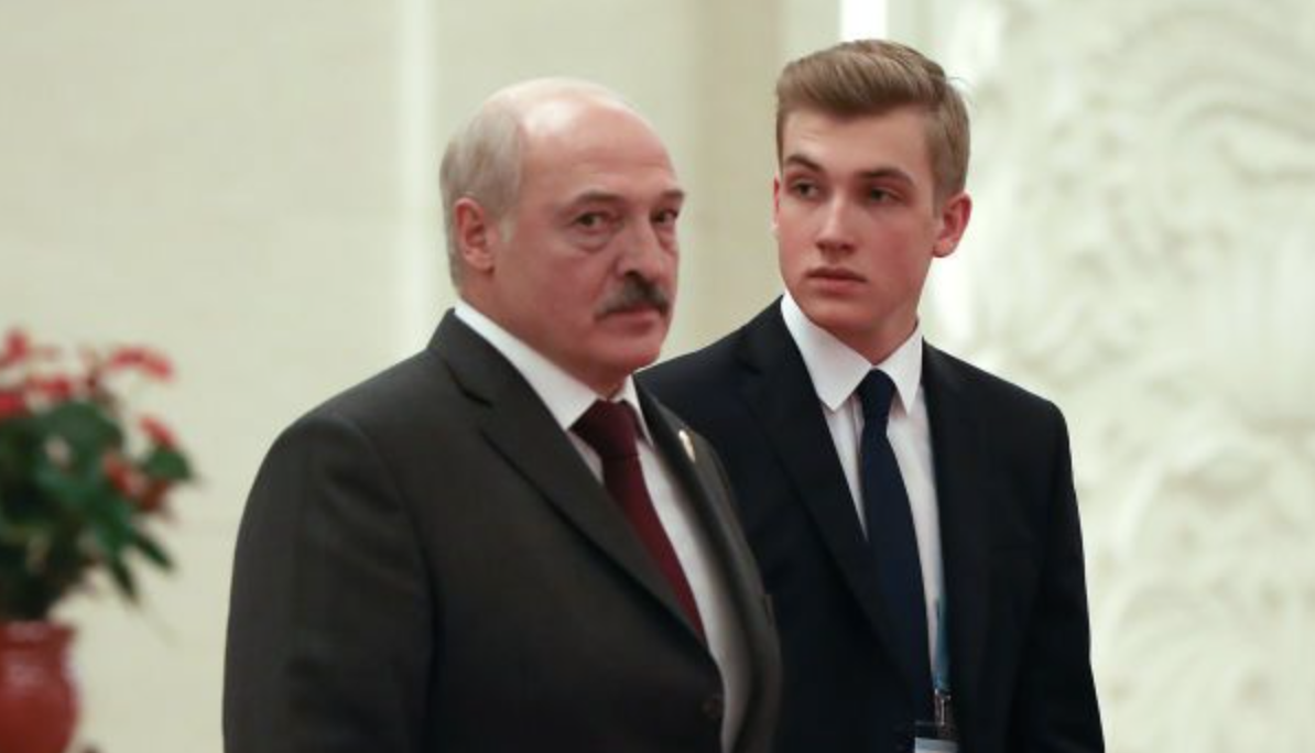 Лукашенко сказuвся від люті! Його рідний син Микола влаштував спражню підставу батькові диктатору. Він і його супутниця на випускному прийшли в кольорах Прапора України