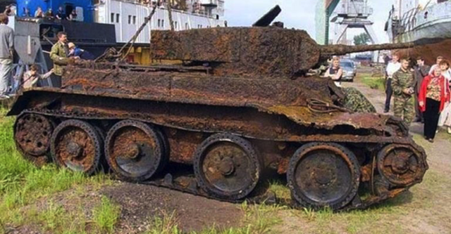 Археологи знайшли в землі старий танк. Те, що виявилося всередині, розбурхало всіх присутніх!