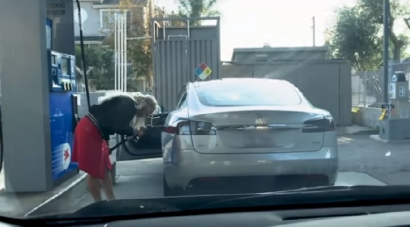 Блондинка, Tesla і бензинова заправка! Це смішне відео порвало мережу (ВІДЕО)