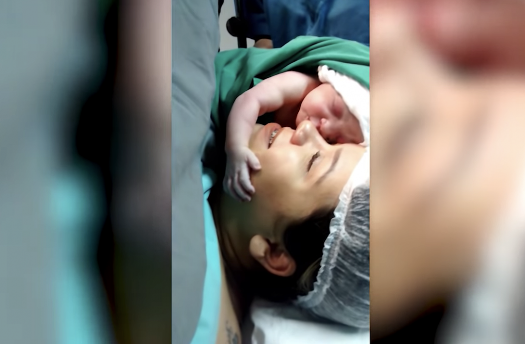 Медсестри просто втратили дар мови, коли побачили, що новонароджений вперше зробив… Побачивши таке вони заплакали…