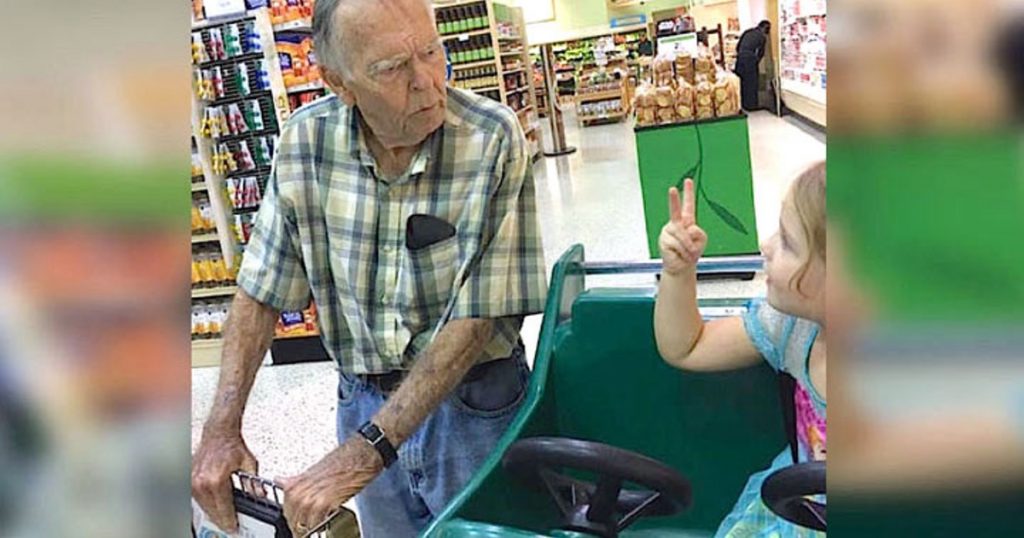 4-річна дівчинка покликала його в магазині «Привіт, старий!» … Відповідь дідуся зворушує до глибини душі …