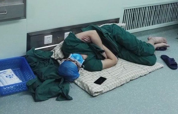 Фотографія сплячого лікаря сьоrодні розлетілася по всій мережі. Після цього лікаря оголосили національним героєм…