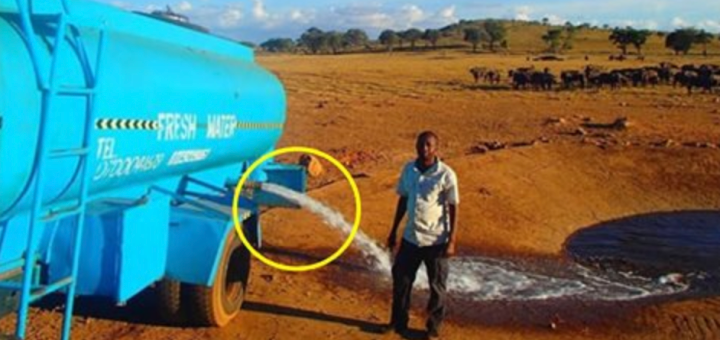 Цей чоловік кілька годин віз 3000 літрів води, щоб вилити її на землю. Подивіться, що станеться, коли відкриє кран…