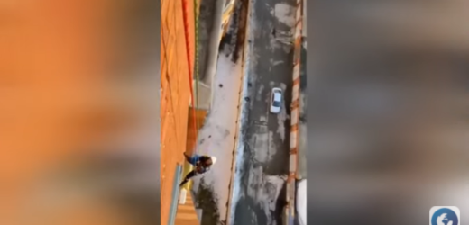 У росії смілива пенсіонерка вивісила на балконі прапор України та не пустила поліцію в квартиру (відео)