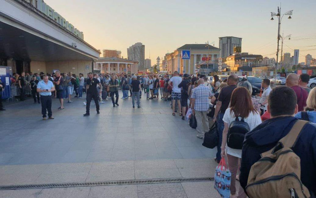 55 хвилин у черзі: на вокзалі в Києві пасажири розлючені: що сталося. фото