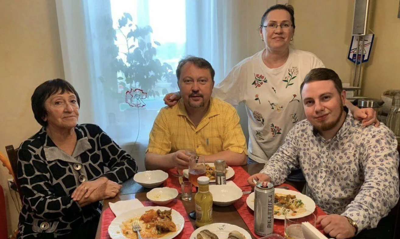 У свекрухи був ювілей, 70 років. Вирішили відсвяткувати вдома, суто запросити найближчих – невістки та сини. Ми вибрали недешевий подарунок (вийшло пару тисяч), ще допомогла приготувати страви для столу.