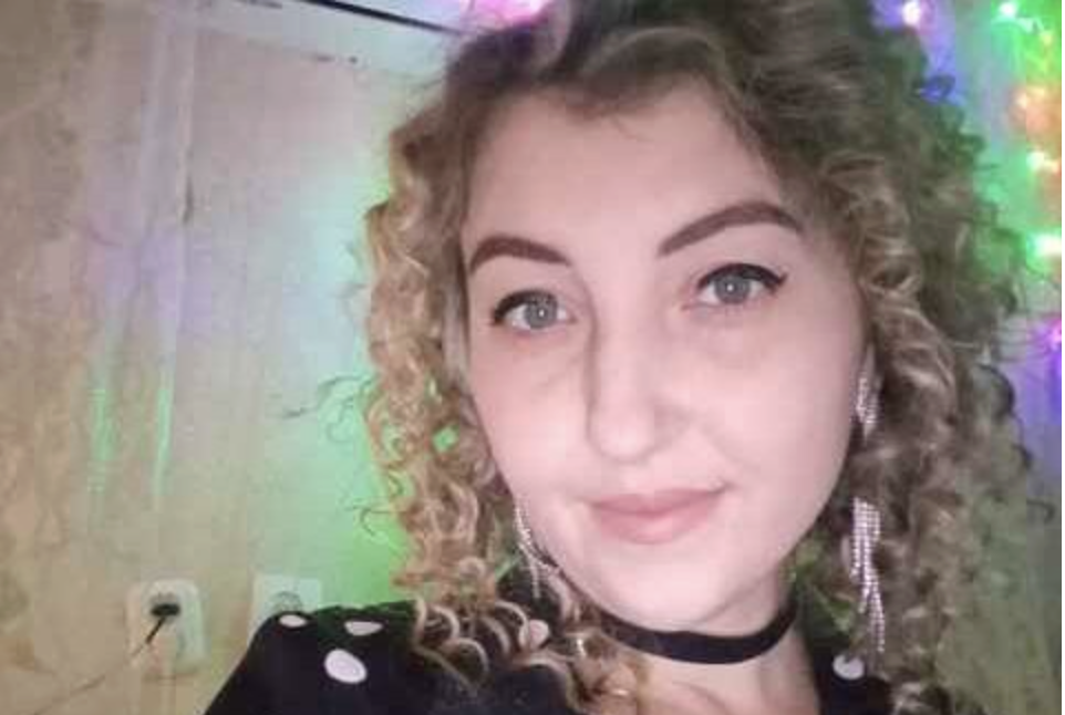 Мами не стало в Польщі і щоб її перевести, потрібні були чималі кошти. Але односельчани миттю нас виручили, зібравши необхідну суму. З того часу минуло вже сім років. Ми з сестрою стали на ноги, хоча було дуже важко. І ось недавно людина, яку я прекрасно знаю, випадково під світлиною написала “коментар”. “Ми всім село гроші збирали, а вони з сестрою по ресторанах шикують”. Благо, я встигла зробити скрін.