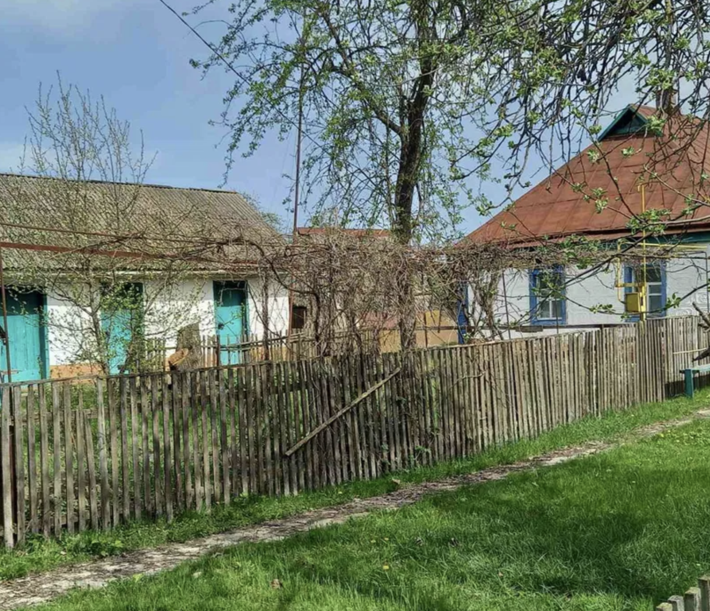 — Так, — каже коханка. — Не бійтеся, торт не отруєний. Ми ж не суперниці, а сестри на нещастя. Я інтелігентна жінка, навіщо мені вас цькувати?