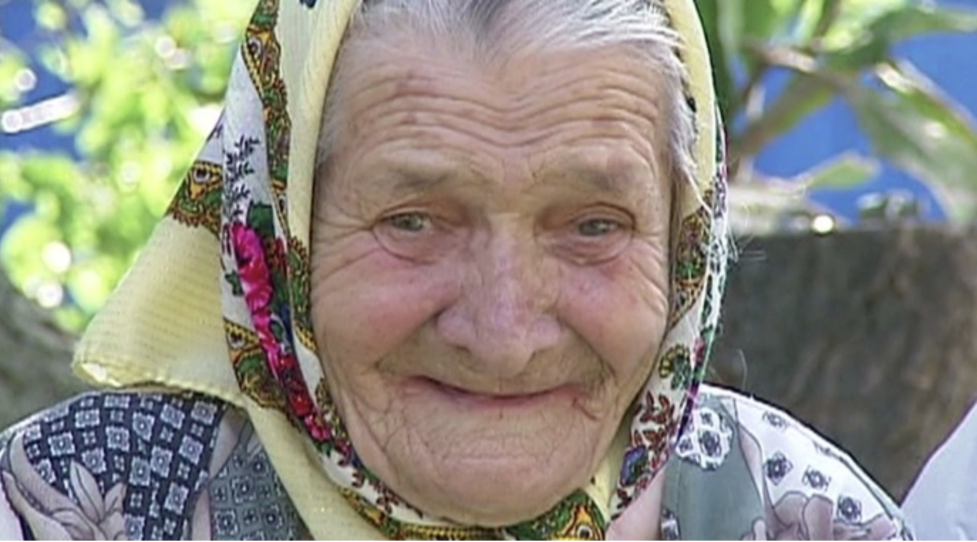 Коли сільська бабця підійшла до каси, всі дивилися на неї з презирством, але як тільки вона дістала телефон з сумки, всі ахнули в захваті…