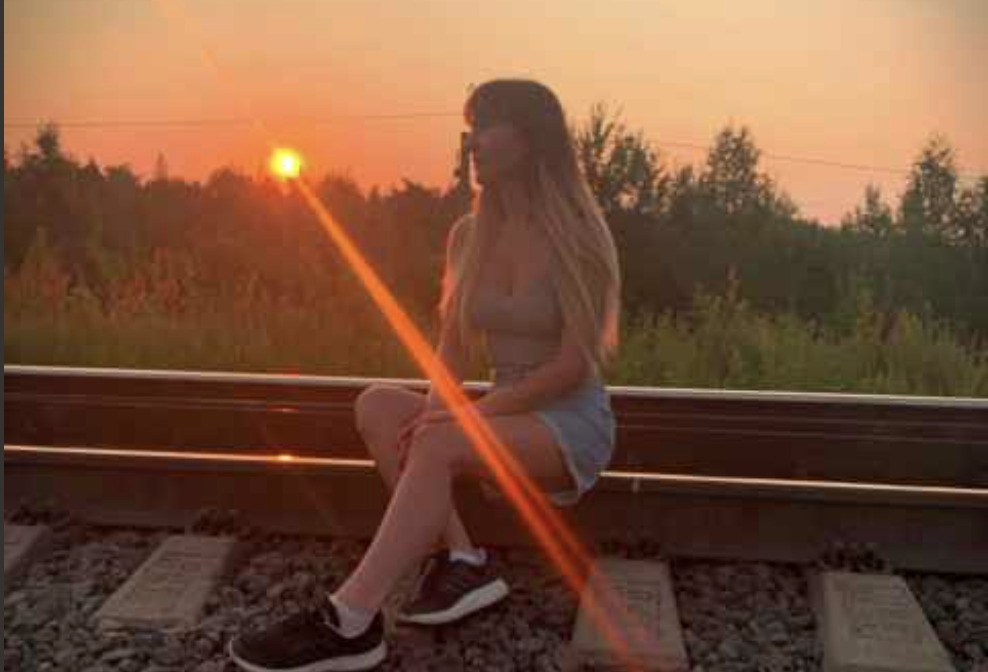 Ти сама подумай. Ти ж останні роки як на голках ходиш. Все свекрусі догоджати намагаєшся, чоловіка не засмутити. А сама коли востаннє раділа? Анна замислилася. І справді, коли? Здається, дуже давно. Весь час вона щось доводила, комусь відповідала, чиїсь очікування виправдовувала. — А пам’ятаєш, якою ти була в інституті? — продовжувала Олена. — Веселою, впевненою в собі. Мріяла про подорожі, хотіла вивчити французьку…