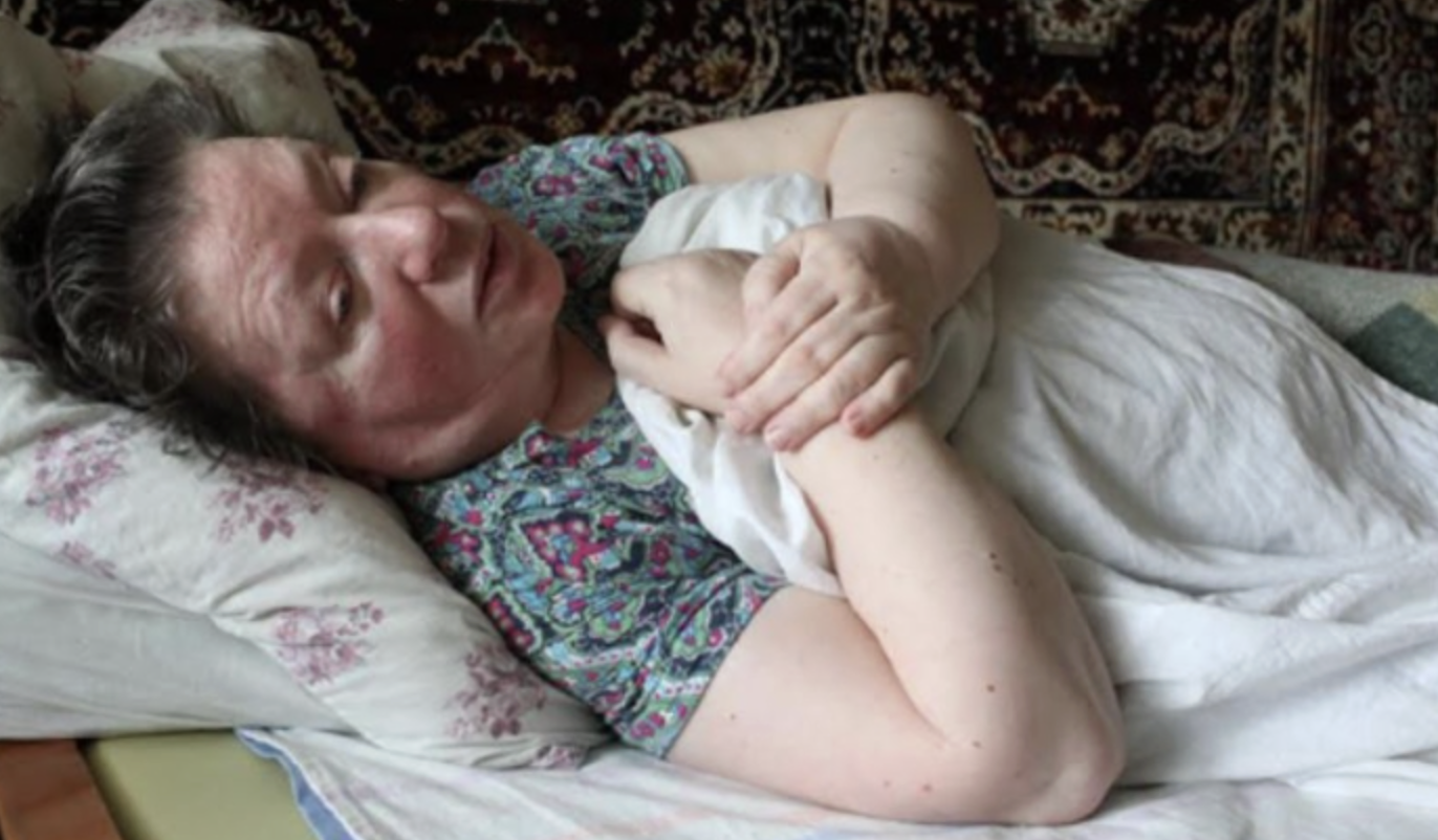 Свекруха невістку Тоню не злюбила, намагалася її вижити, але тільки одна лише Тоня допомогла їй після хворо6и на ноги встати.