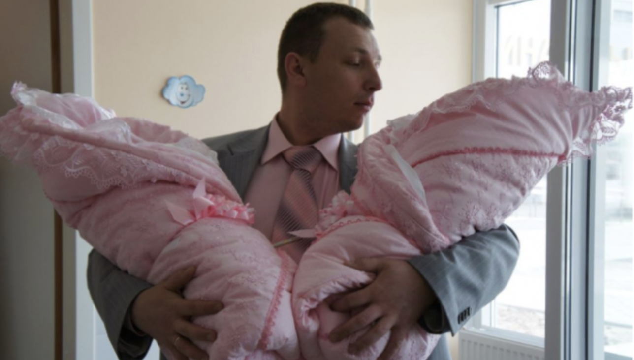 Пологи двійні — п’ятий раз поспіль. І знову дівчинки, Папа ри дав у пологовому залі…
