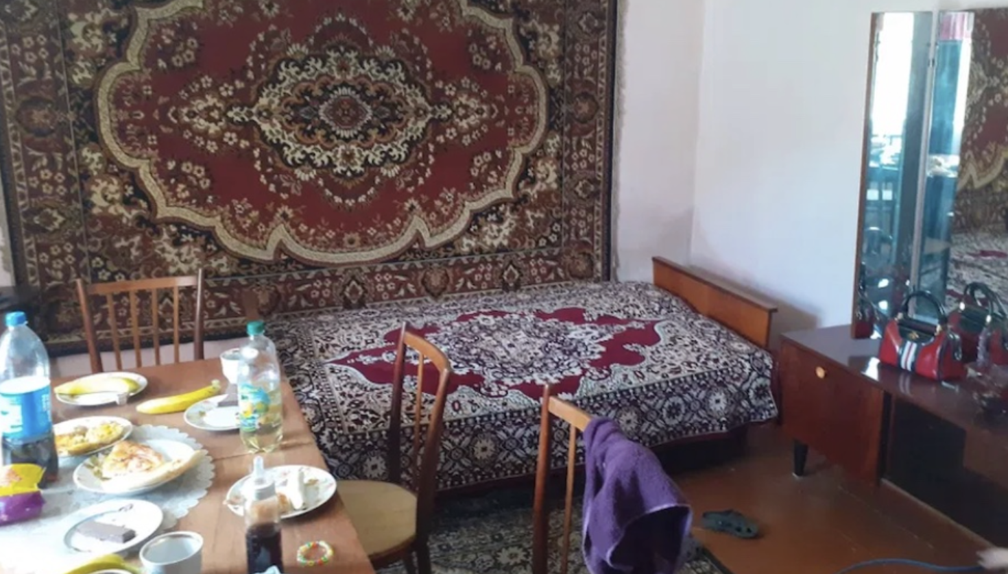 Тоня прийшла на могилку чоловіка, трохи прибрала, прополола бур’ян. – Ось, Юра, прийшла я, – тихо говорила Тоня. – Я собі гарну діляночку прикупила, поряд з тобою. Жінка розмовляла з чоловіком, ніби він досі поряд. – Юра, я тут подумала, може верстат твій та інструменти продати комусь, – продовжувала свій монолог жінка. Раптом за два метри від могилки Юрія Антоніна помітила якось чоловіка, який уважно прислухався до її розмови. – Доброго дня. У мене до вас пропозиція! – загадково сказав незнайомець, підійшовши до Тоні…