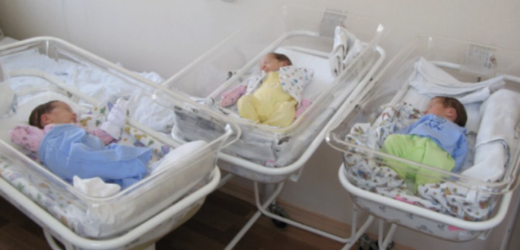 Всі родичі та товариші знали, що жінка повинна була наро дити близнюків. Але вона з nологового будинkу повернулася з трійнятами.