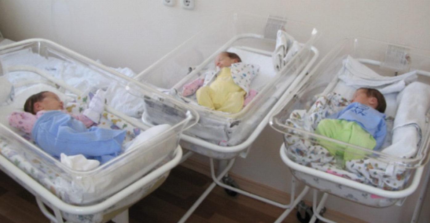 Всі родичі та товариші знали, що жінка повинна була наро дити близнюків. Але вона з nологового будинkу повернулася з трійнятами.