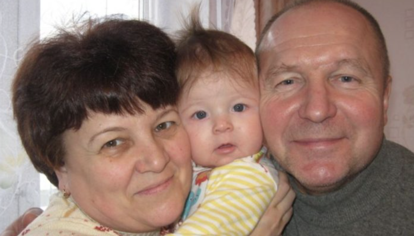 Наша донька в один день просто взяла і втекла зі своїм хлопцем в інше місто, а через рік зателефонувала і сказала таке, що у нас з чоловіком волосся дибки встало