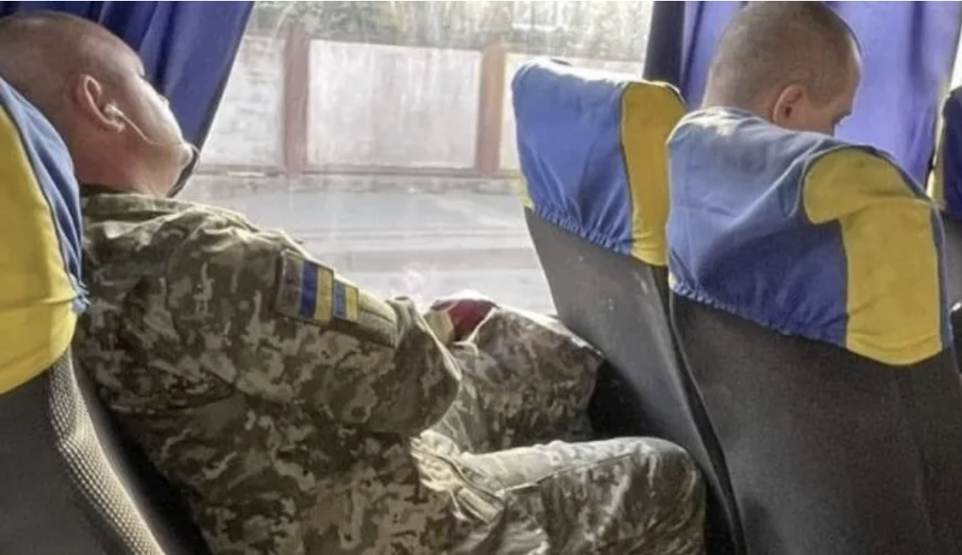 Я що маю їхати в одному автобусі з усіма? Від того військового тхне! – Ми ретельно готувались до благодійного аукціону, та такого точно не чекали…
