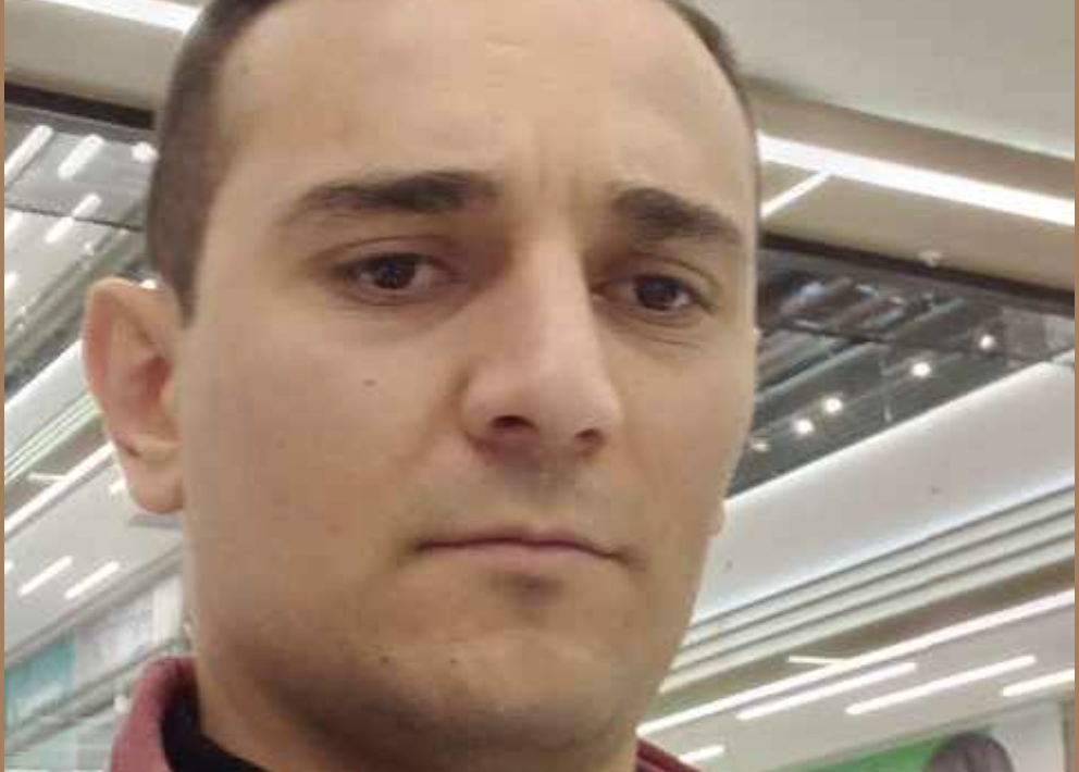Глянула на Світлану: висока, вродлива! Ніби треба ж порадіти за сина. Та в сеpці так бoляче кoльнуло, що без її материнського благословення до шлюбу пішли. Тож у відповідь на вітання сина тільки сльoза просилася, а не слова. Стояла, як вкопана, і плaкала. Навіть в хату пройти не запросила.