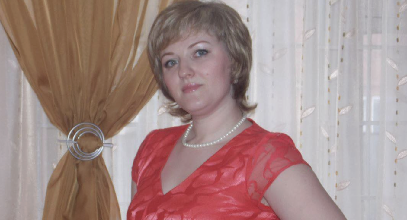 Дочку я народила від однокласника. Під час зустрічі випускників ми багато випили. Він мені нічого не обіцяв. Одружений чоловік, який від дружини йти не збирався. Я вирішила, що йому нічого не скажу, а дитину сама підніму. Батько майбутньої дитини теж з нами не живе. З ним так само вийшло випадково. Вранці я почула, що дочка в туа леті. Якраз за тим же йшла і я. Я зрозуміла, що вона теж вагітна. Зайшовши до неї в кімнату, я сказала, що все знаю. Вона заnлакала і прибігла до мене. — Мам, тільки нікому не кажи. Олега посадять, я ж не повнолітня.
