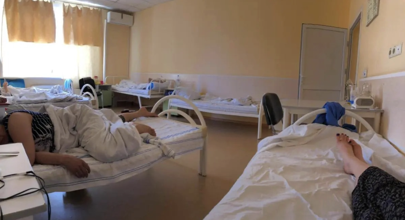 Я вже зовсім не молода, 62 роки, але досі працюю. Якось поверталася додому з роботи й раптом в голові запаморочилось. Отямилася в лікарні. Медики повідомили, що в мене мікроінсульт. Відразу ж приїхав мій син з невісткою.  Я тішилась, хоча й відчувала якусь каверзу. Минуло кілька тижнів. Мене відпустили додому. І тоді почалось. До мого приїзду невістка зробила в мене порядки й наготувала. А вже на другий день вони з сином приїхали до мене. Михайло розпочав…